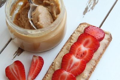toast with peanut butter and strawberries